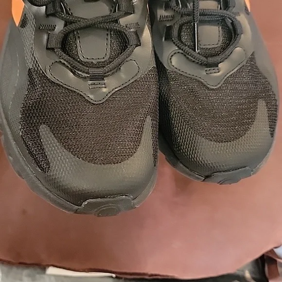 Nike - Picture 4 of 10